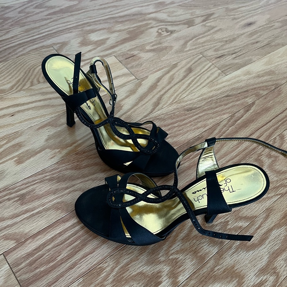 The Touch of Nina Black Dress Heels. Size 7M.